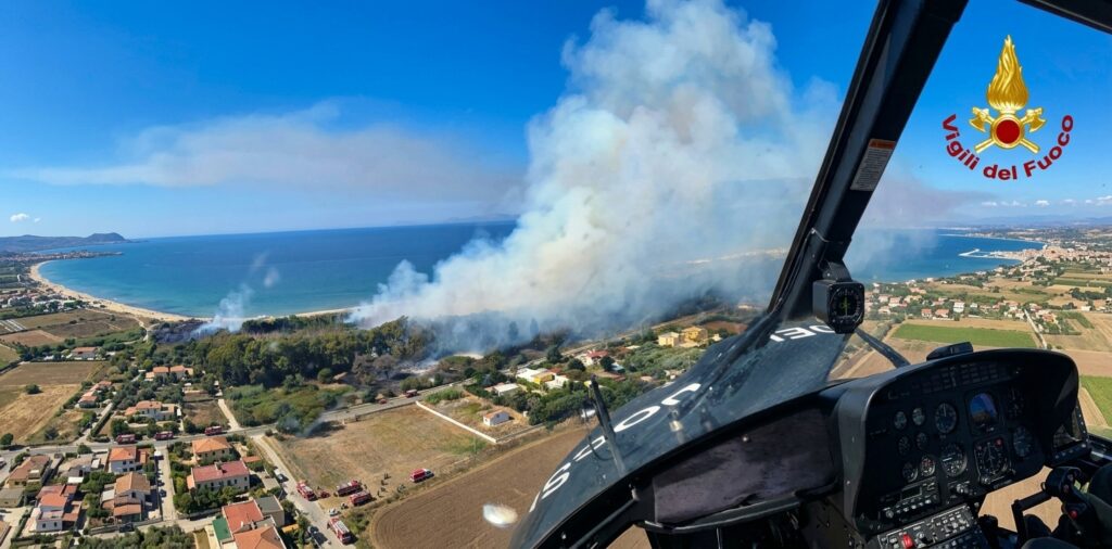 L’ ENTE RISERVE NATURALI “FOCE SELE – TANAGRO” E “MONTI EREMITA-MARZANO”, INTERVIENE SULL’INCENDIO DELLA PINETA TRA EBOLI E BATTIPAGLIA.